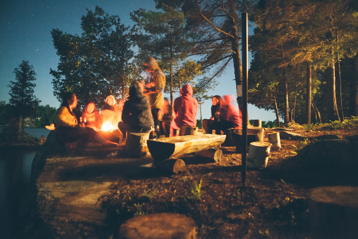 Feu de camp dans la nuit