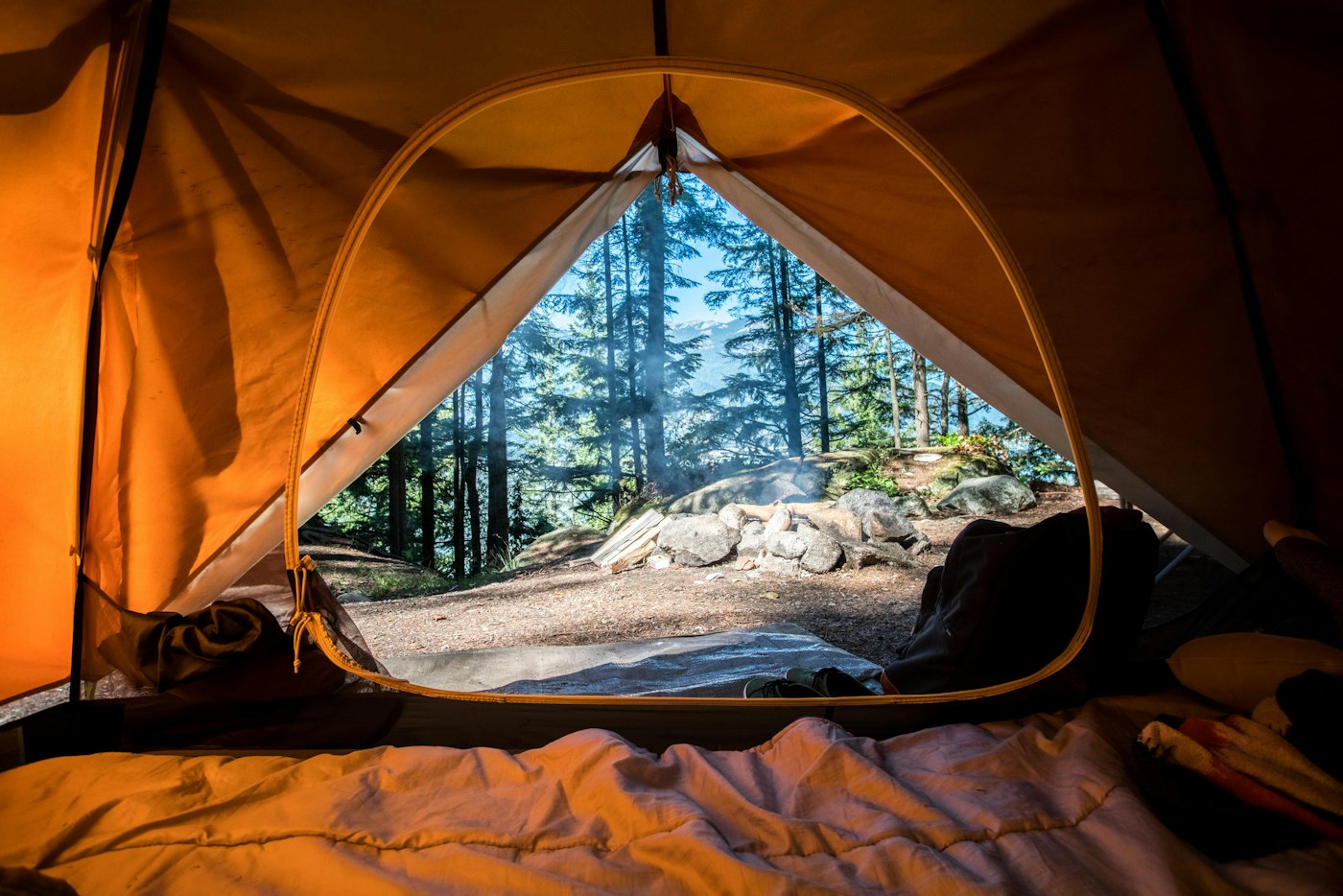 Camping de nuit — tentes sous les étoiles